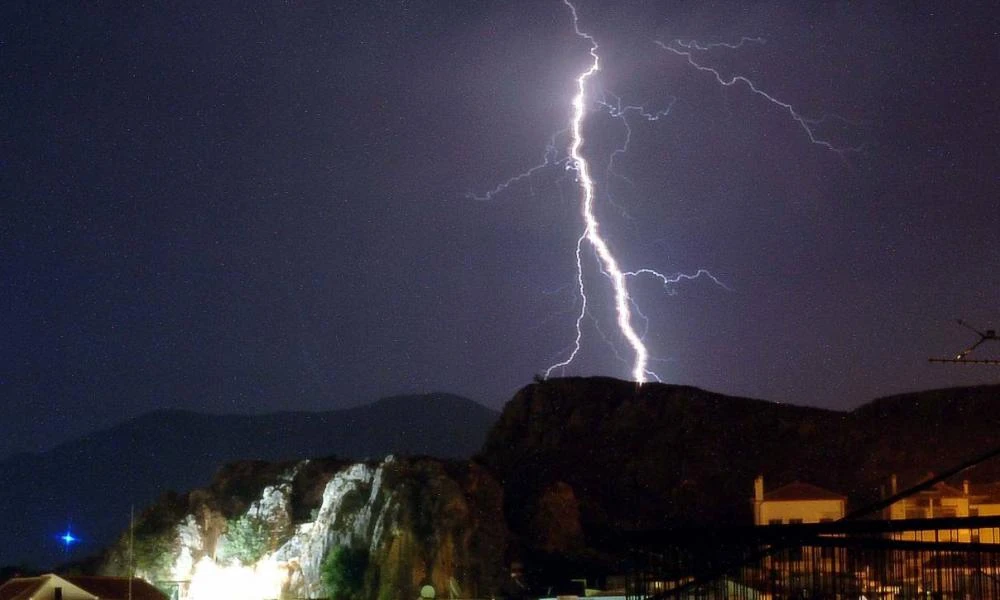 Συναγερμός στο Κιάτο: Η στιγμή που σπίτι παίρνει φωτιά από κεραυνό (βίντεο)